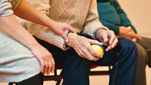 AUXILIAR DE GERIATRÍA (ATENCIÓN SOCIOSANITARIA A PERSONAS DEPENDIENTES EN INSTITUCIONES SOCIALES (***) (450 horas)
